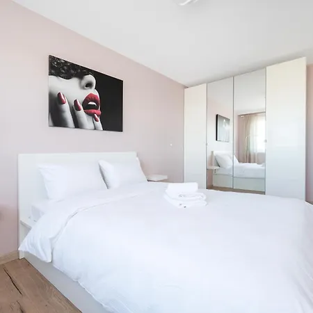 Pilsudskiego By Bookinghost * Łódź